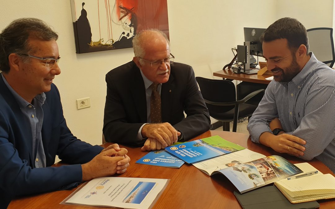 Miembros de la comisión organizadora del Campeonato Europeo de Golf Rotary informan al Director y Coordinador del Pte. del Cabildo de Tenerife