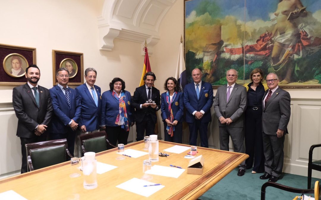Los gobernadores rotarios de los distritos españoles y uno portugués junto con los presidentes de clubes de Tenerife se reúnen con Gustavo Matos, presidente del parlamento de Canarias.