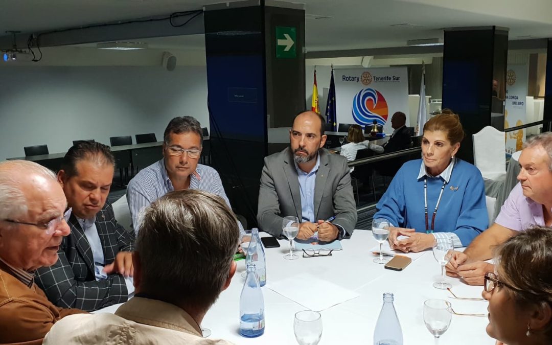 Este lunes, 22 de octubre, recibimos la siempre agradable visita de la Asistente del Gobernador del Distrito, Virginia Carballude, acompañada del responsable de Membresía, Diego Vega.