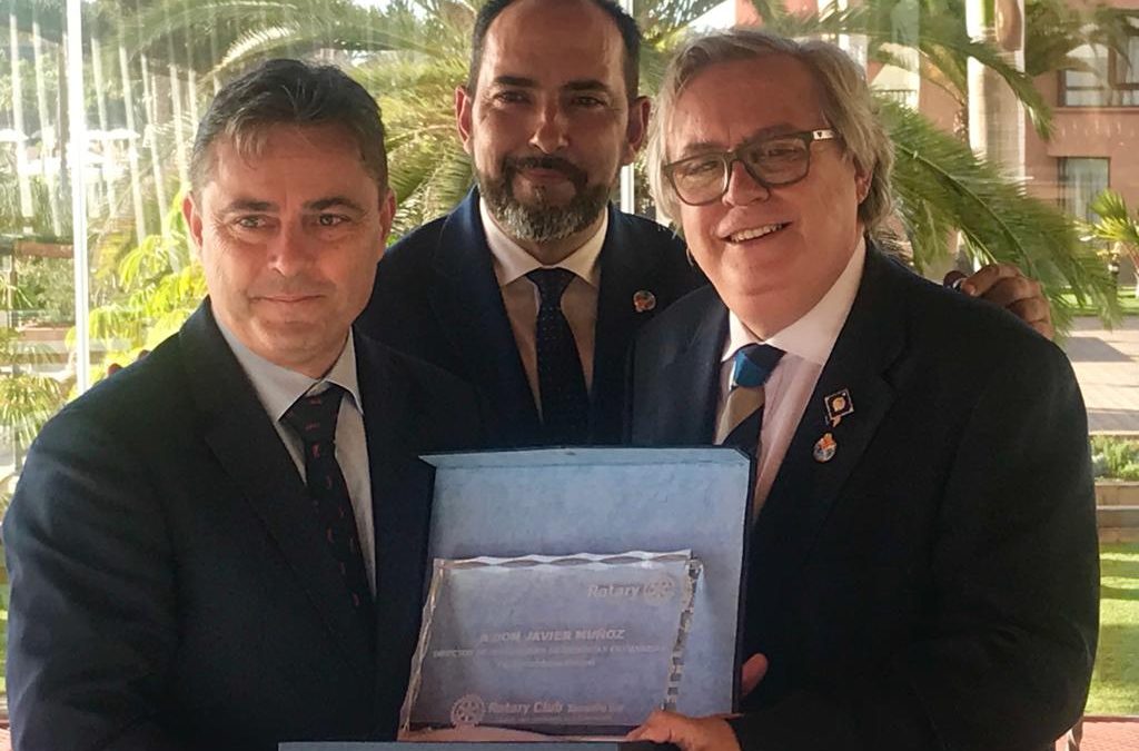 El Rotary Club Tenerife Sur hace entrega de una placa de agradecimiento a Javier Muñoz