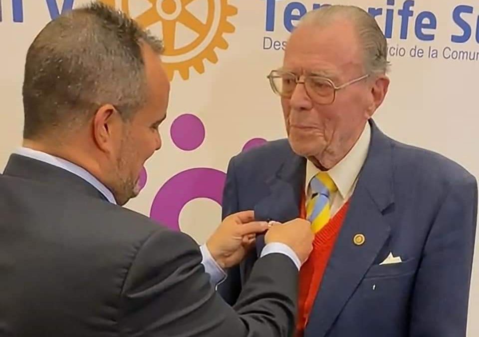Lennard Fröberg, socio honorario, visita el club
