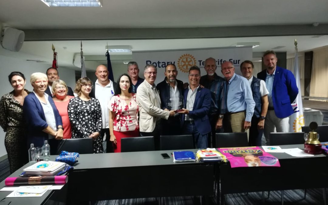 Los rotarios del Sur de Tenerife reconocen la gran labor de su compañero Eric Viana