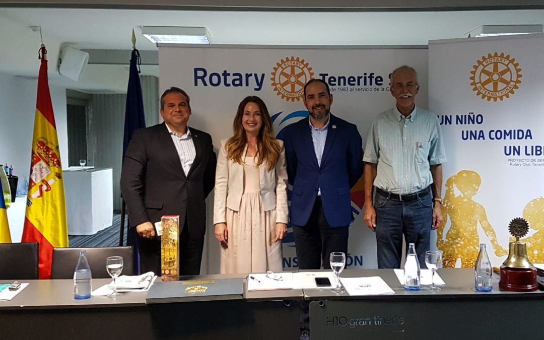 Pilar Quiroga, Directora de la Zona Sur de Tenerife de La Caixa visita el Club