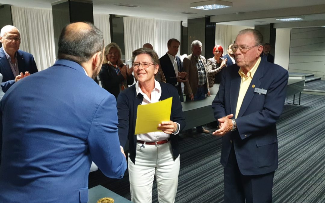 Visita de la Sra. Monica Zethelius acompañada de nuestro socio de Honor, Lennart Fröberg para entregar la cantidad de 510€ para nuestro Proyecto «Un Niño, Una Comida, Un Libro. Muchas gracias al Club Escandinavo Sur