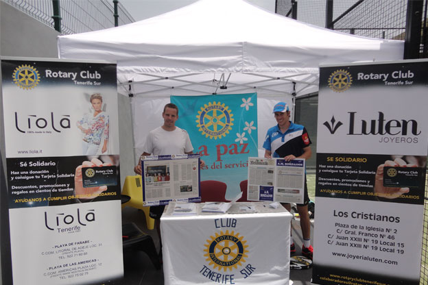 Stand informativo de Rotary Club Tenerife Sur en la Playa de Los Cristianos