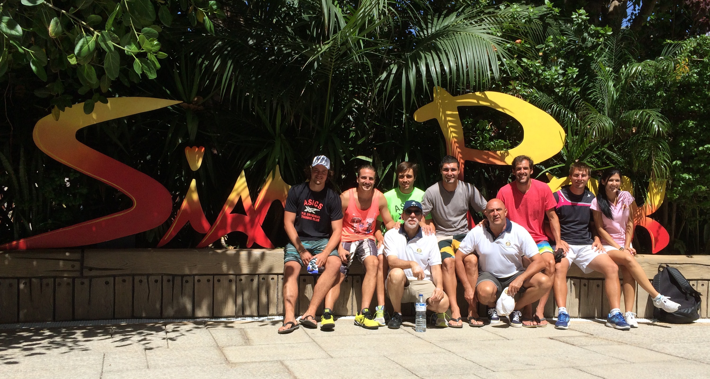 Campeones de Paddle acompañan niños necesitados en visita al Siam Park