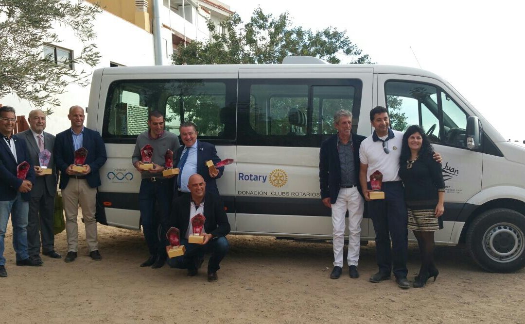 Los Clubs Rotarios de Canarias entregan una guagua a la Asociación San Juan de Adeje