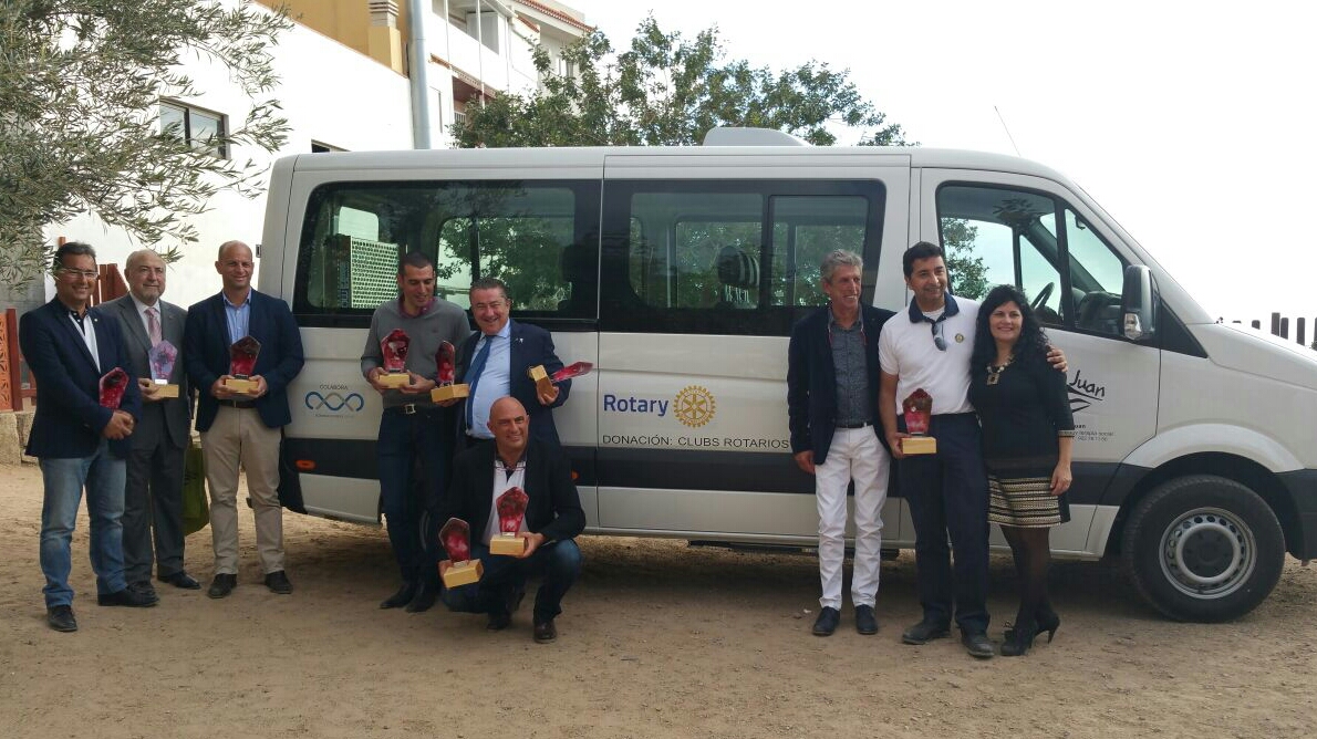 Los Clubs Rotarios de Canarias entregan una guagua a la Asociación San Juan de Adeje