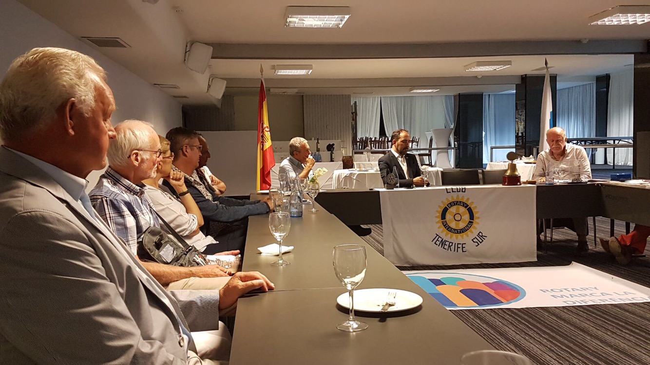 Compañeros Rotarios de Suiza, Suecia y Finlandia visitan nuestro Club.