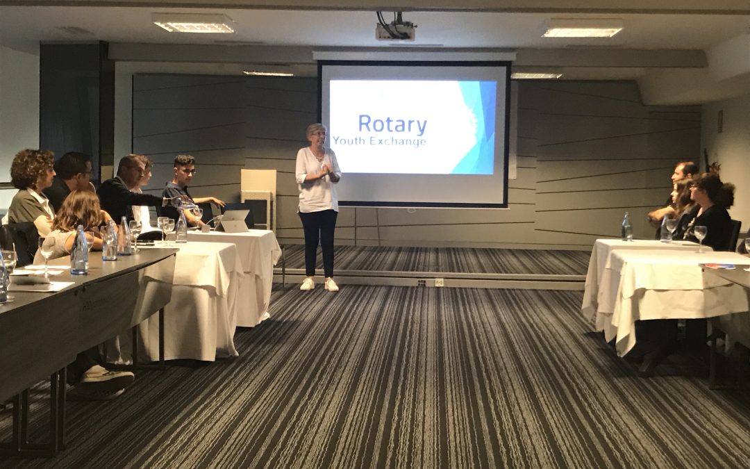 Maria Mateo presenta el programa de intercambios de Rotary International a varias familias candidatas.