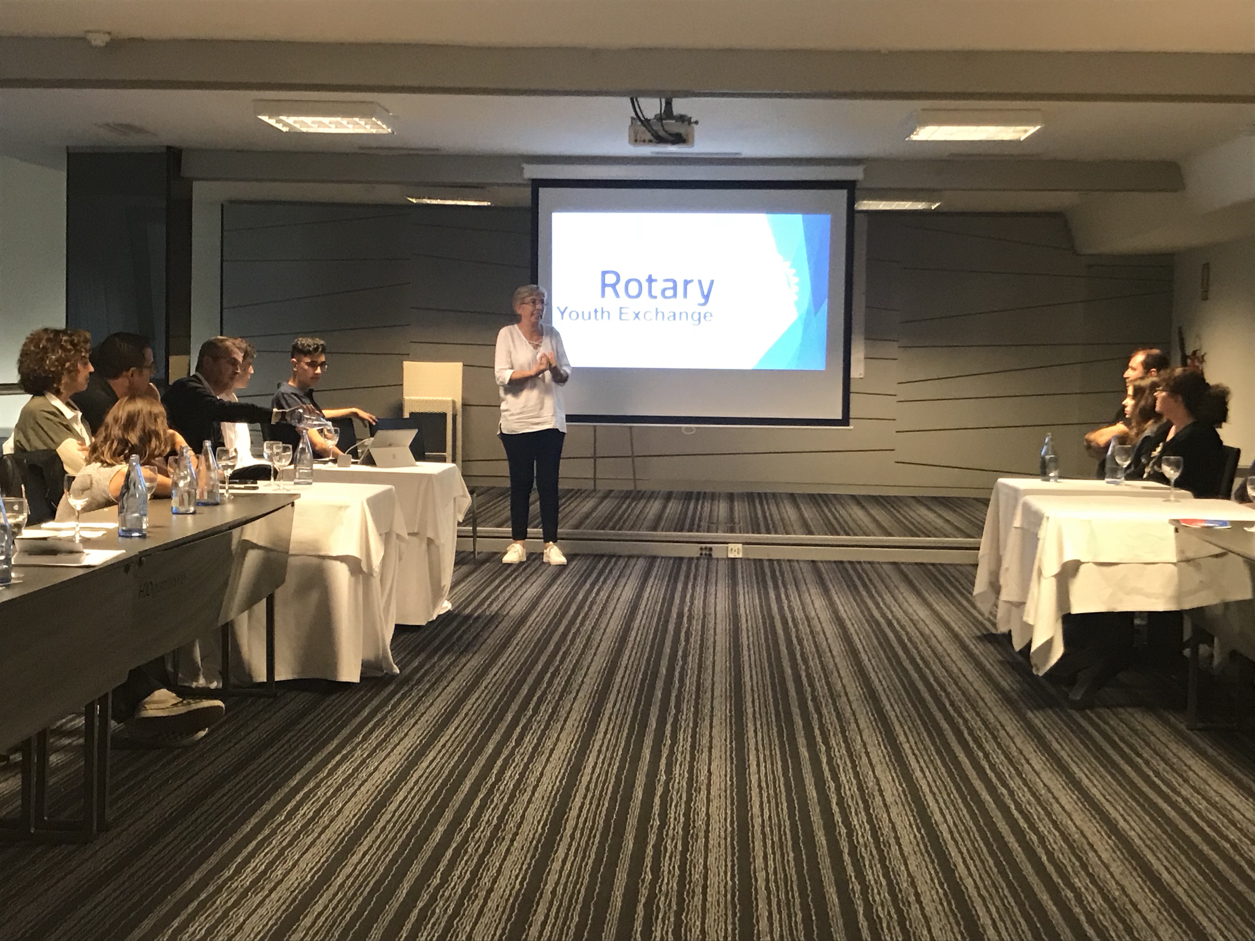 Maria Mateo presenta el programa de intercambios de Rotary International a varias familias candidatas.