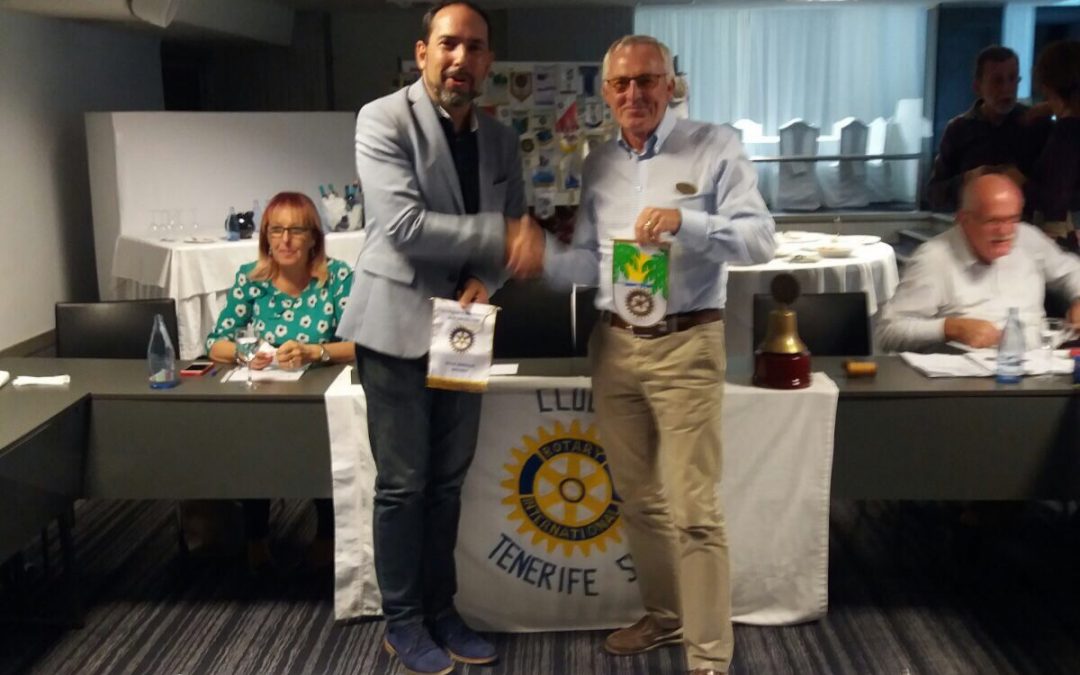 Compañero Rotario de Estocolmo visita el Club.