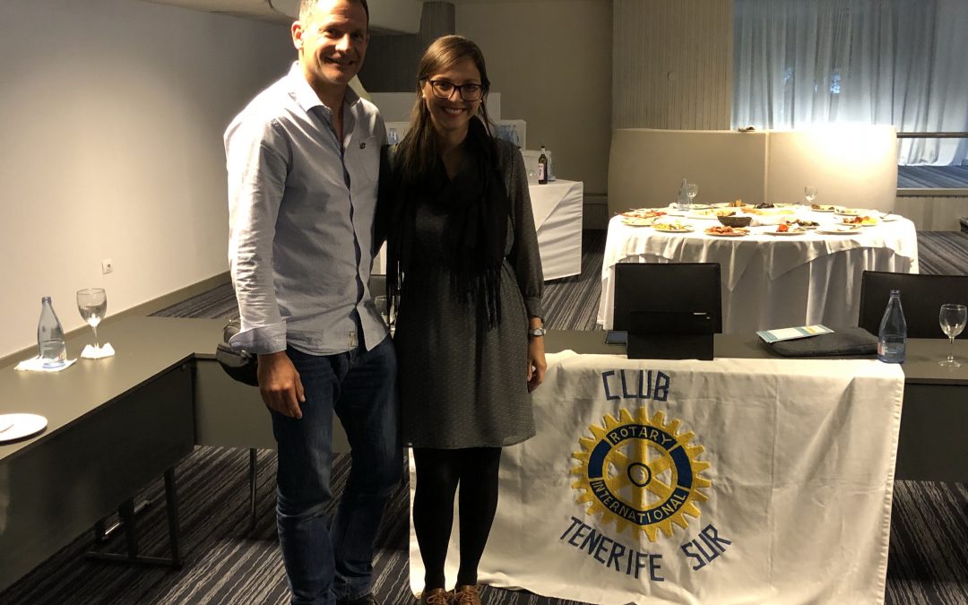 Visita de Romina Rey, psicologa, beneficiaria de las becas instituidas por el Rotary a estudiantes de la Universidad de la Laguna.