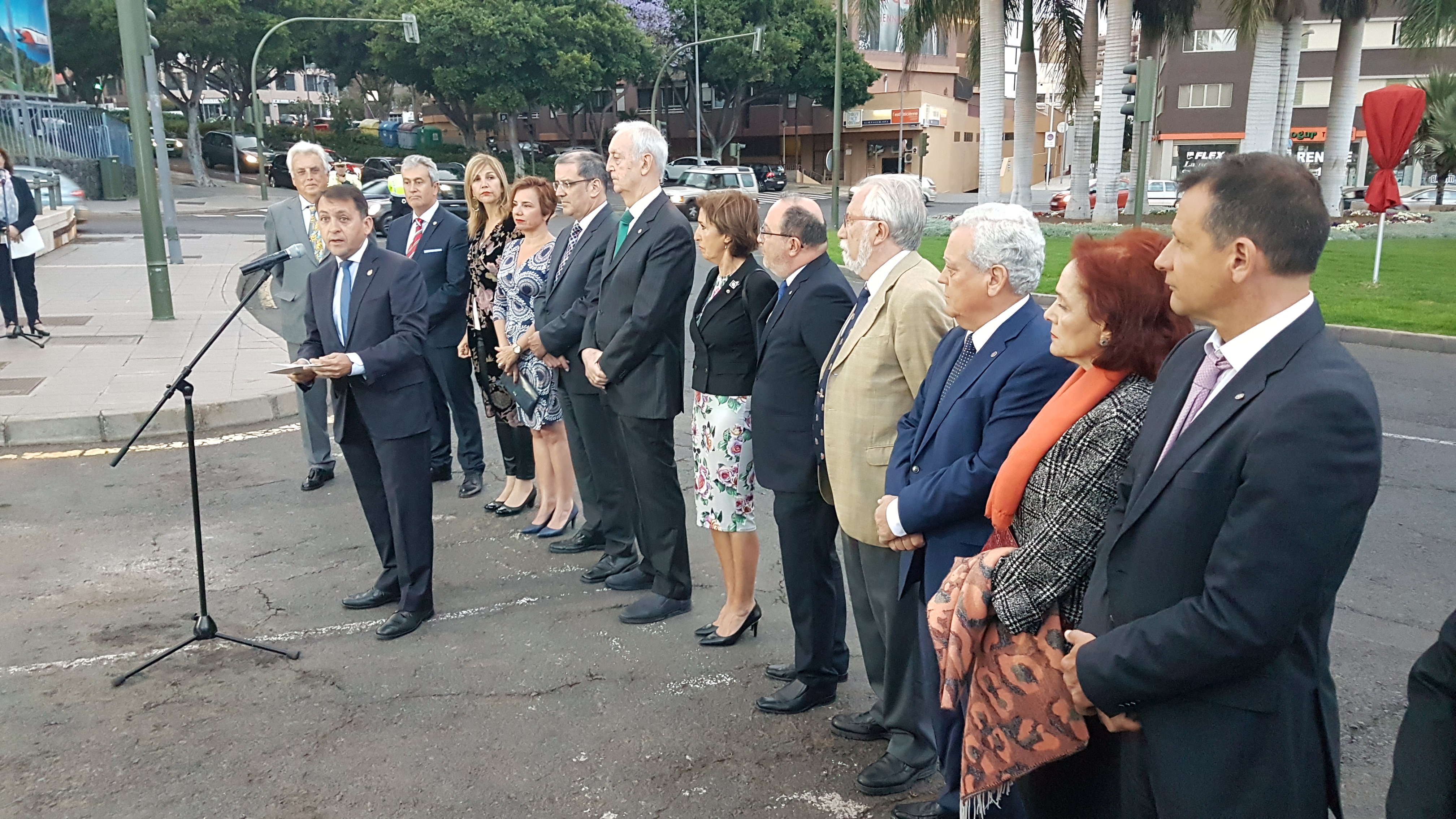 Video: Santa Cruz de Tenerife bautiza una de sus principales rotondas con el nombre de «Rotary Club»
