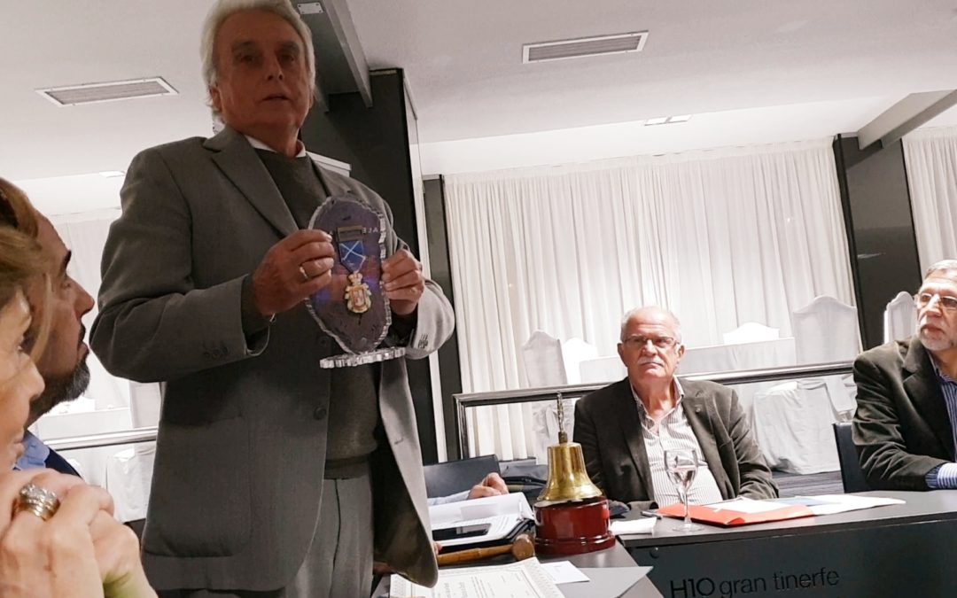 El Past Gobernador Manuel Florián entrega al Rotary Club Tenerife Sur, el título y placa de la Medalla de Oro de Tenerife
