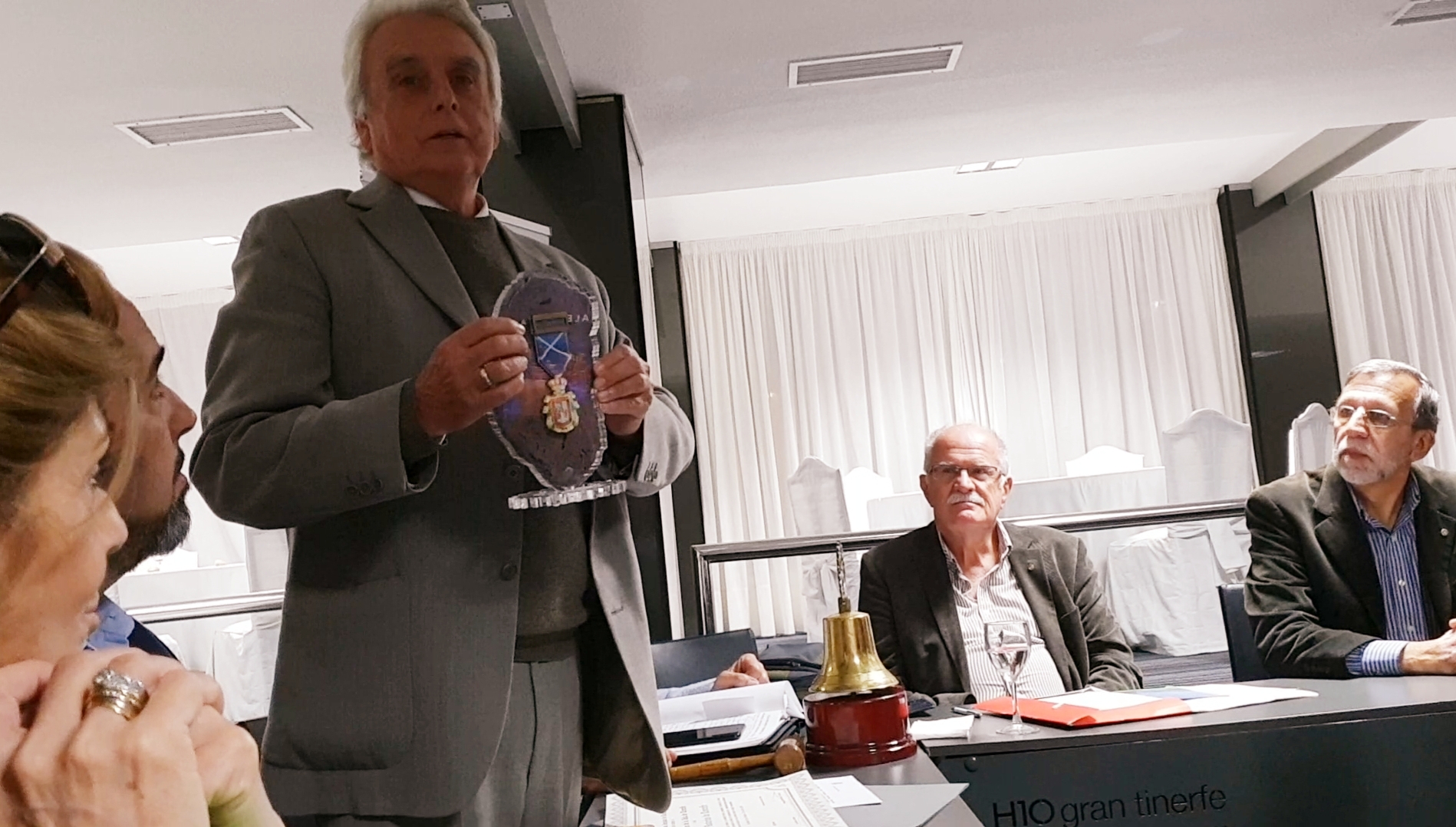 El Past Gobernador Manuel Florián entrega al Rotary Club Tenerife Sur, el título y placa de la Medalla de Oro de Tenerife