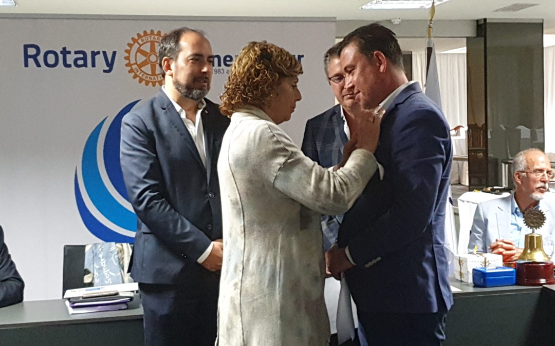 Rotary Tenerife Sur impone el pin rotario a su nuevo miembro Mariano García Fiz