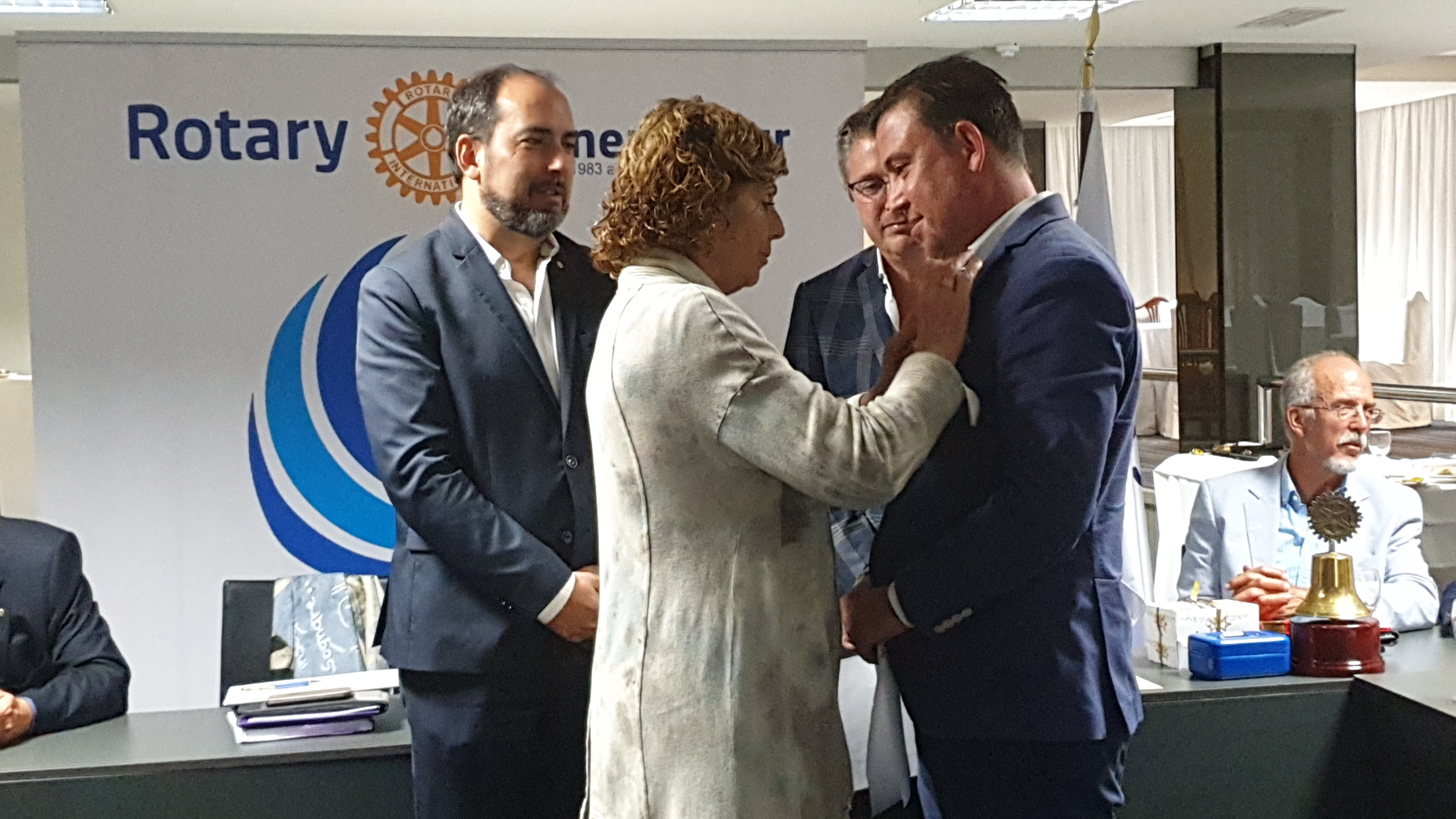 Rotary Tenerife Sur impone el pin rotario a su nuevo miembro Mariano García Fiz