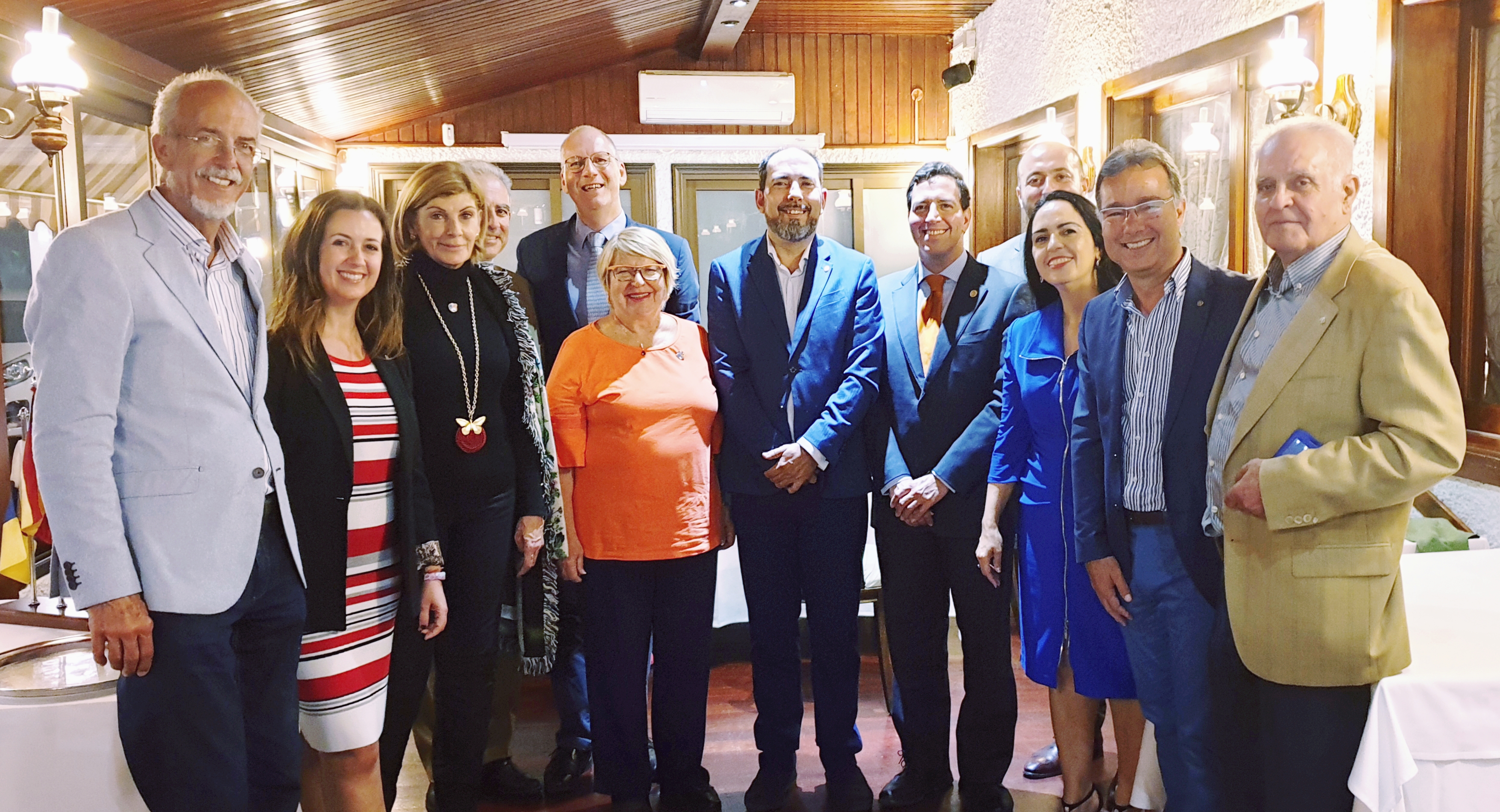 Los Rotarios de Tenerife se reúnen con la Fundación Theodora para llevar al HUC el servicio del «Doctor Sonrisas»