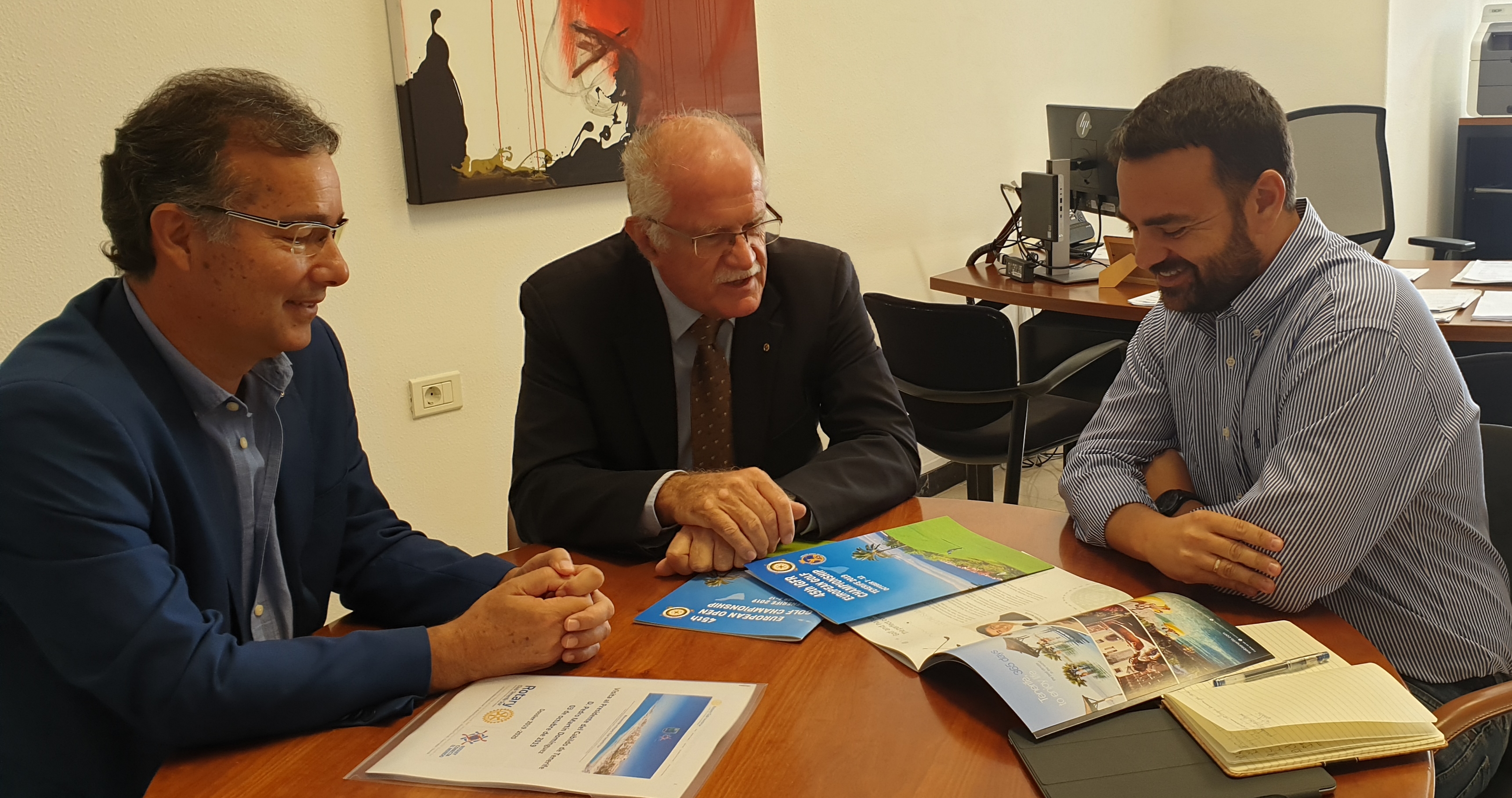 Miembros de la comisión organizadora del Campeonato Europeo de Golf Rotary informan al Director y Coordinador del Pte. del Cabildo de Tenerife