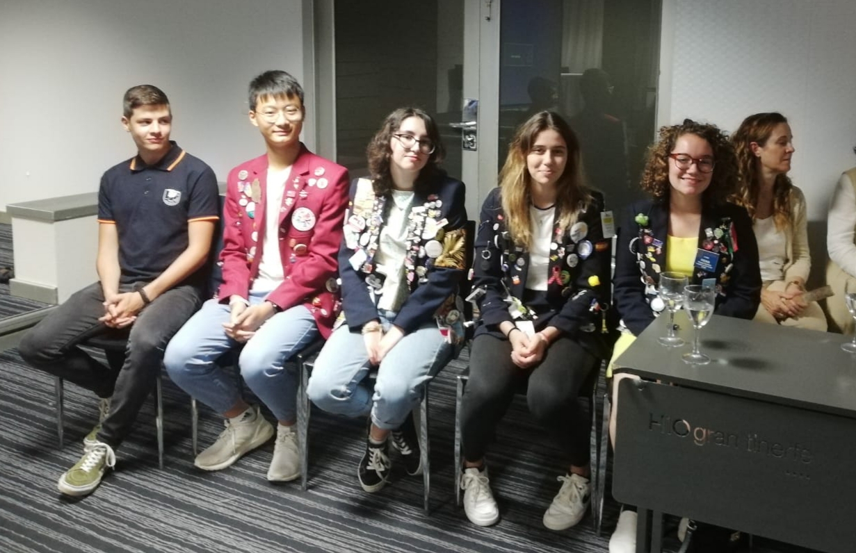 Los estudiantes de intercambio del Rotary Club Tenerife Sur 2018/2019 visitan el club.