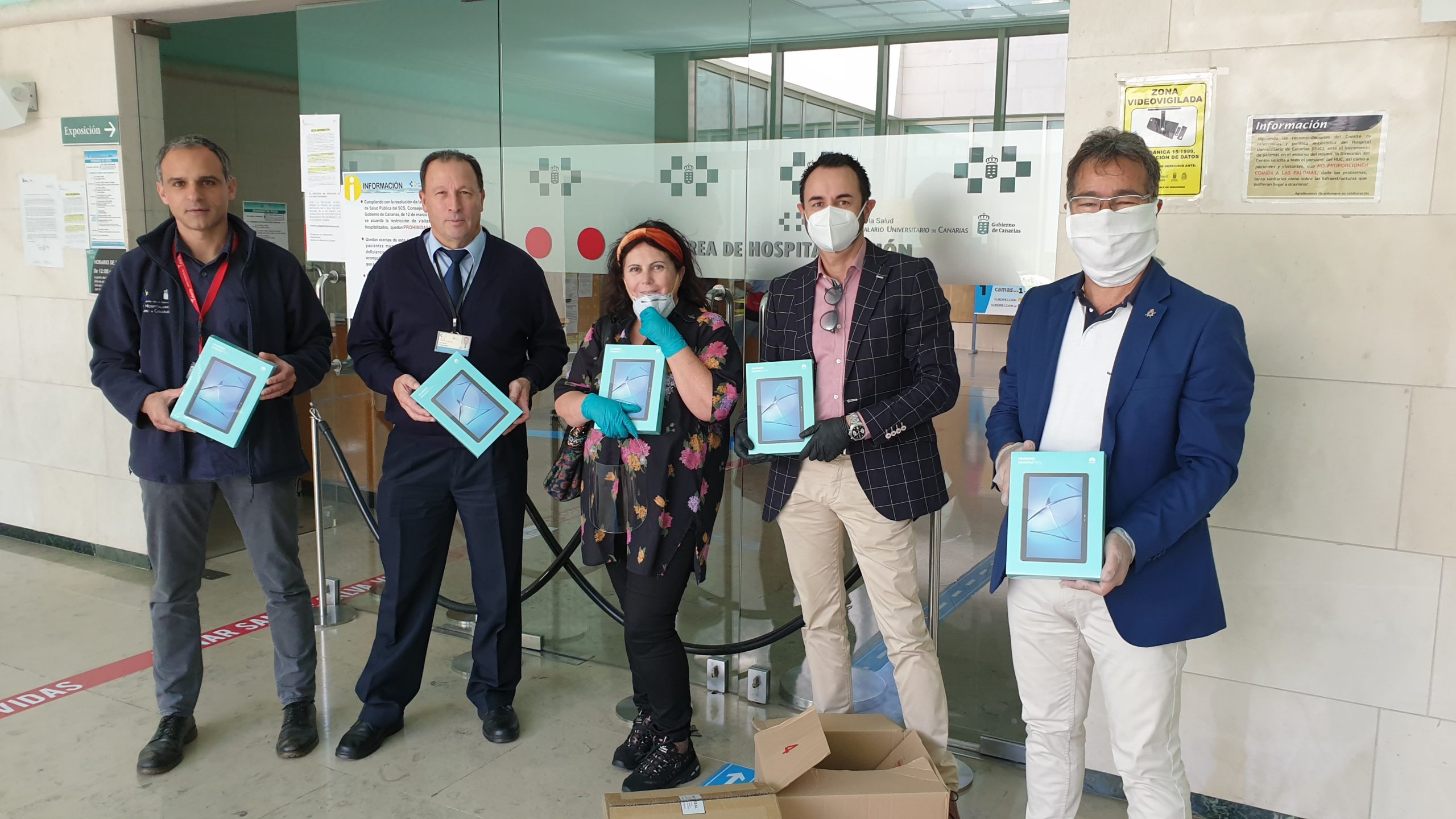 Los Rotarios de Tenerife entregan 15 tablet para las UCI del Hospital Universitario de Canarias.