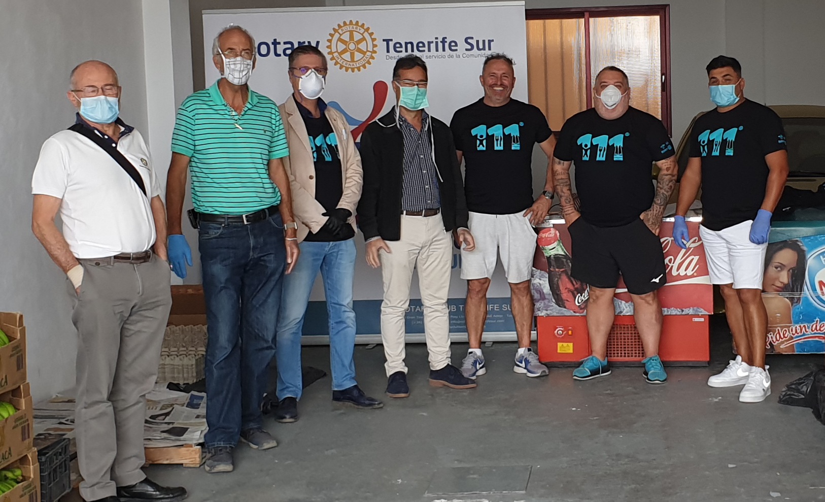 Los Rotarios con la ayuda de un grupo de voluntarios centralizan en un local de Adeje las ayudas en alimentación de emergencia