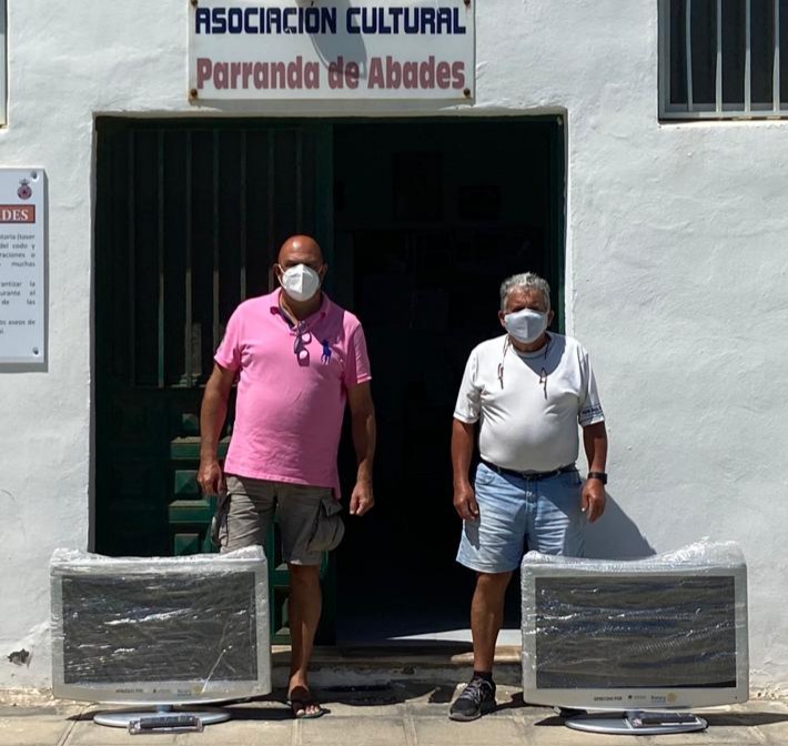 Se entregan dos televisores a la Asociación Cultural Parranda de Abades