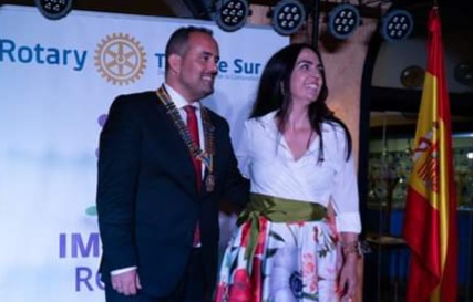 Raquel Arroyo cede el collar presidencial de Rotary Club Tenerife Sur al nuevo presidente Marcos Afonso