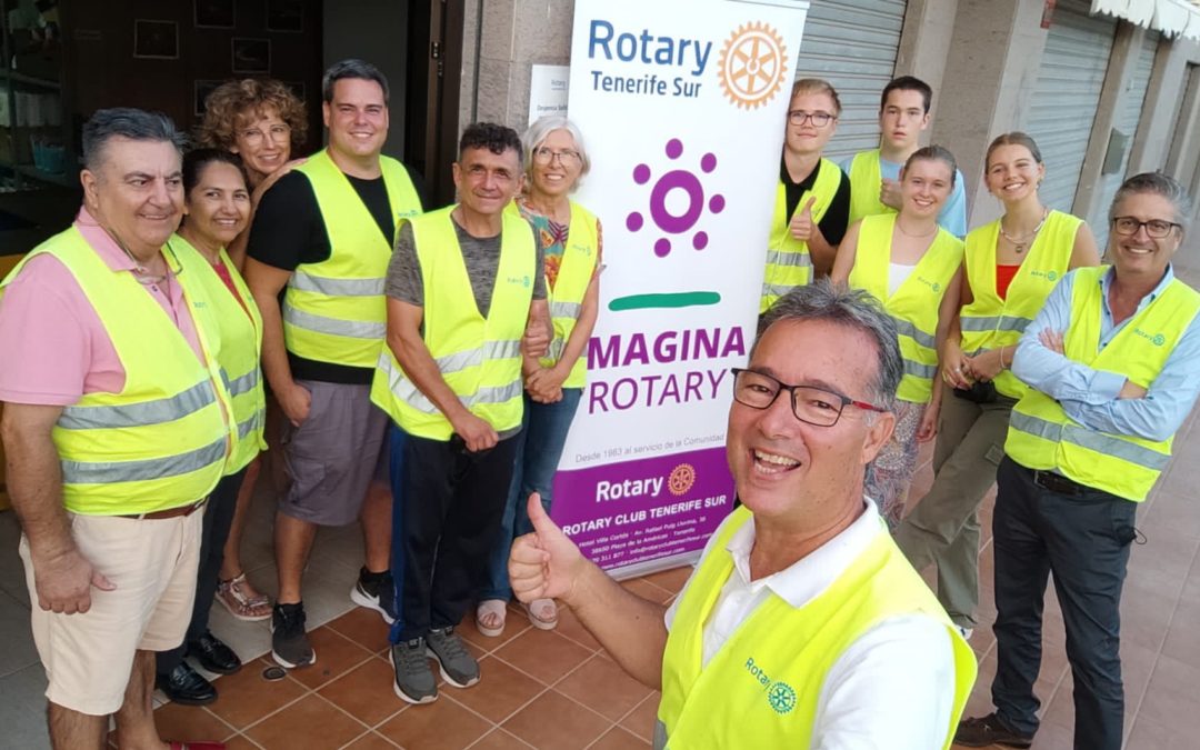 Los estudiantes de intercambio visitan y participan en las actividades de la despensa