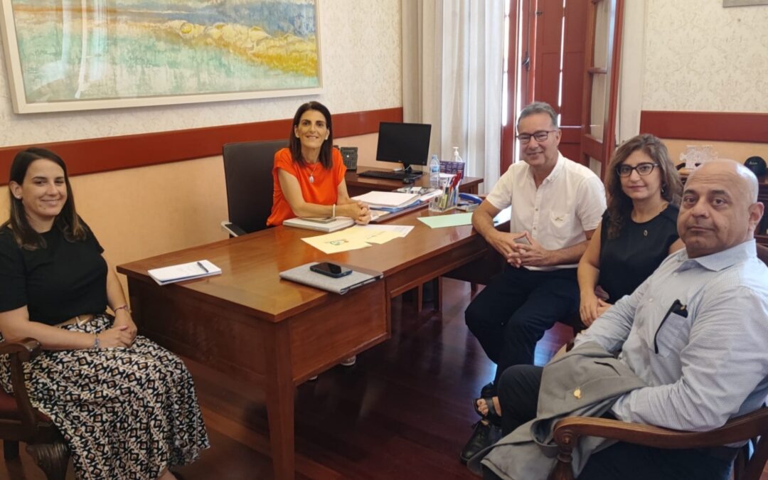 La presidenta del Rotary Club Tenerife Sur, Cristina Gentile, se reúne con la alcaldesa de Guía de Isora, Ana Dorta