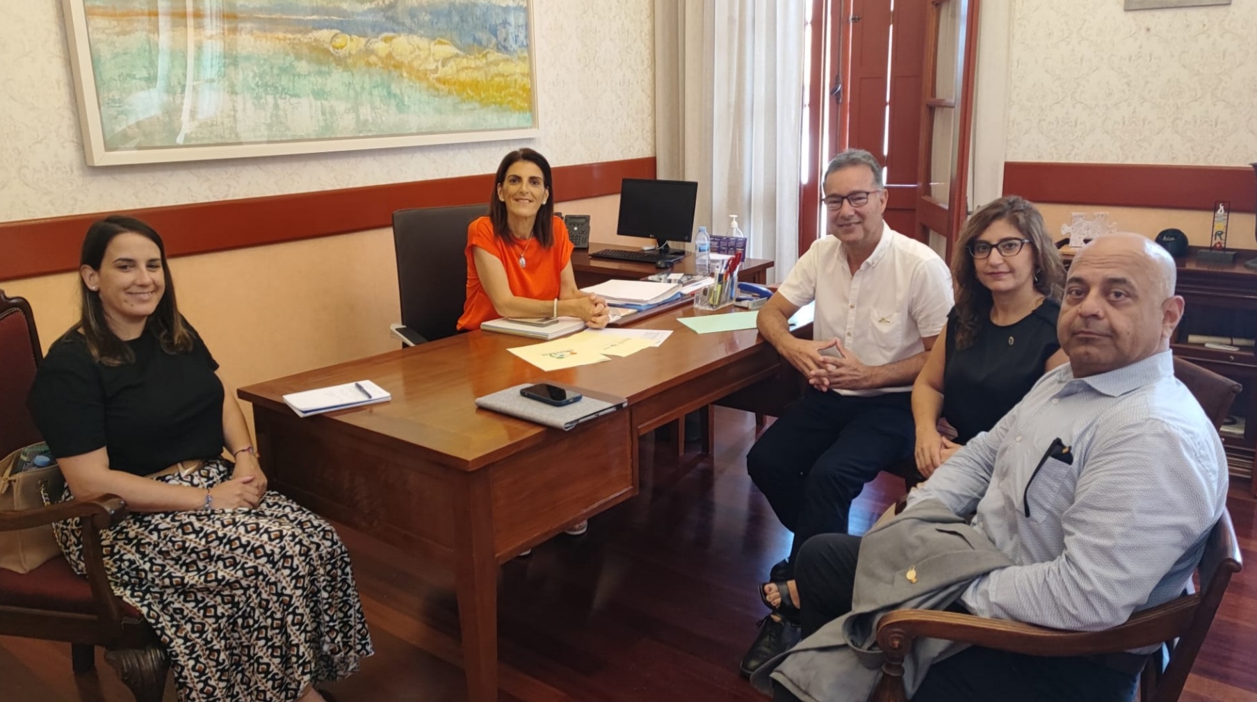 La presidenta del Rotary Club Tenerife Sur, Cristina Gentile, se reúne con la alcaldesa de Guía de Isora, Ana Dorta