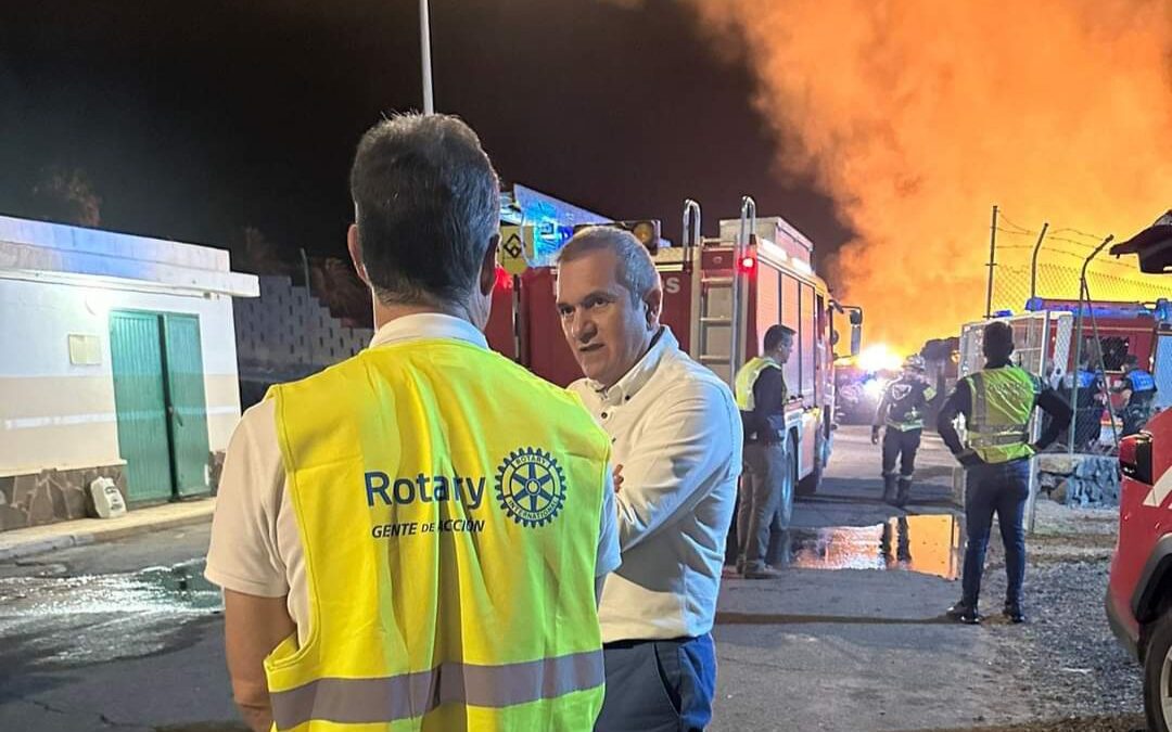 Rotary Club Tenerife Sur apoya al operativo del incendio de la planta de compost
