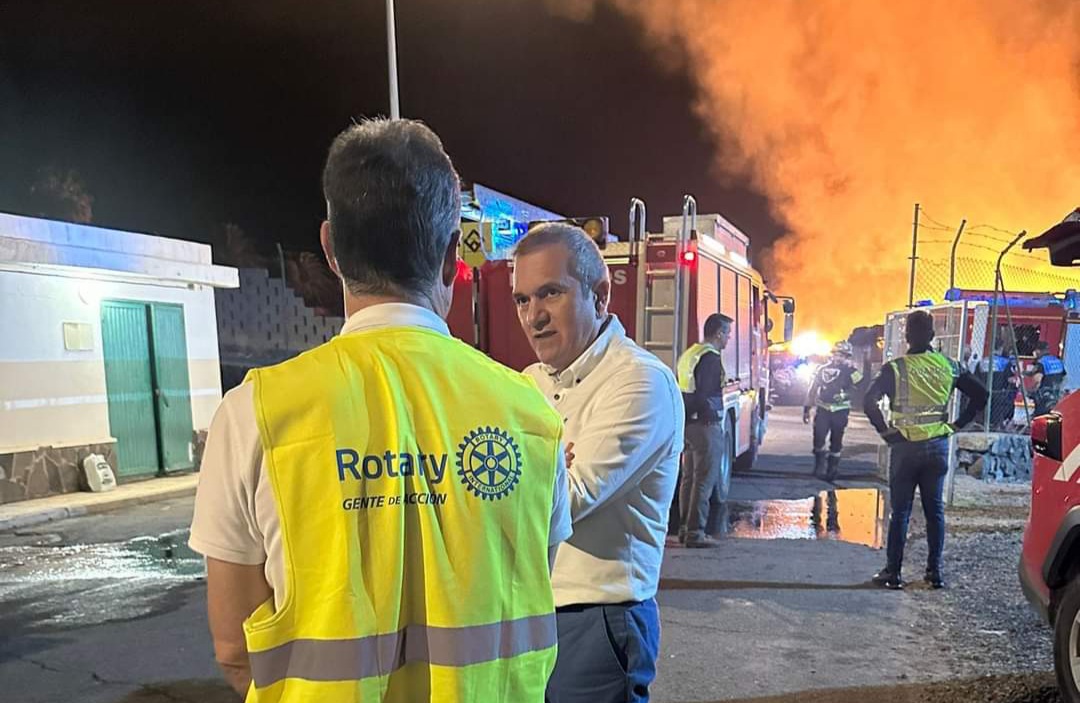 Rotary Club Tenerife Sur apoya al operativo del incendio de la planta de compost