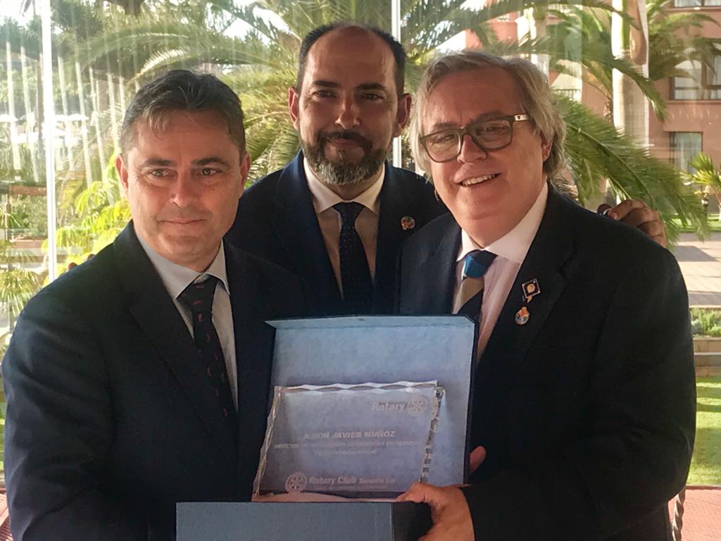El Rotary Club Tenerife Sur hace entrega de una placa de agradecimiento a Javier Muñoz