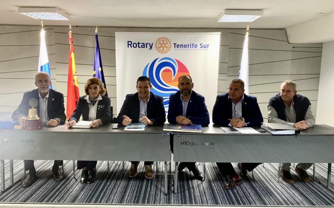 El alcalde de Arona, José Julián Mena, visitó este lunes 10 de diciembre el Rotary Club Tenerife Sur