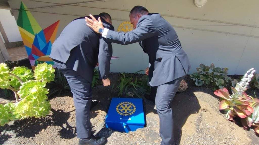 Los Rotarios de Canarias colocan de forma simbólica, la primera piedra de un Centro Educativo en La Palma