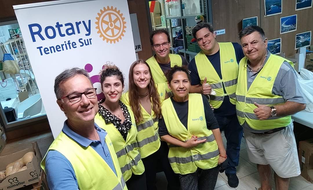 Rotaracts y Rotarios junto a los voluntarios forman el mejor equipo en la Despensa Solidaria de Alimentos.