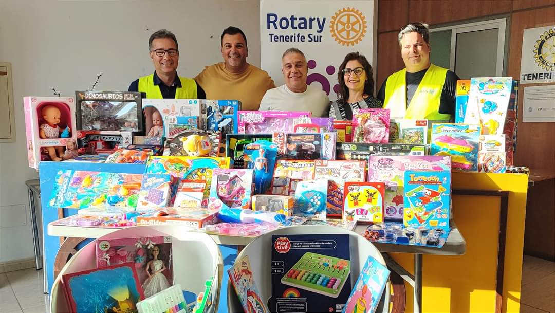 Club de Fútbol Veteranos Águilas y el C.D. Agulero hacen entrega de los juguetes a Rotary