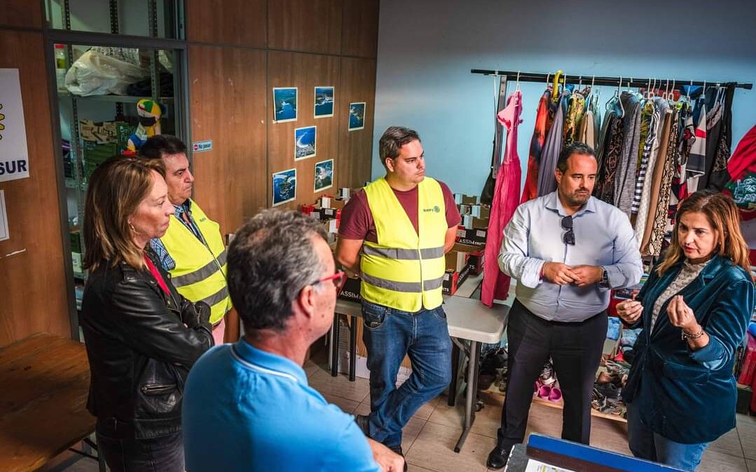 Águeda Fumero y Yolanda Baumgartner, consejera y directora general del Cabildo de Tenerife visitan la Despensa Solidaria de Alimentos