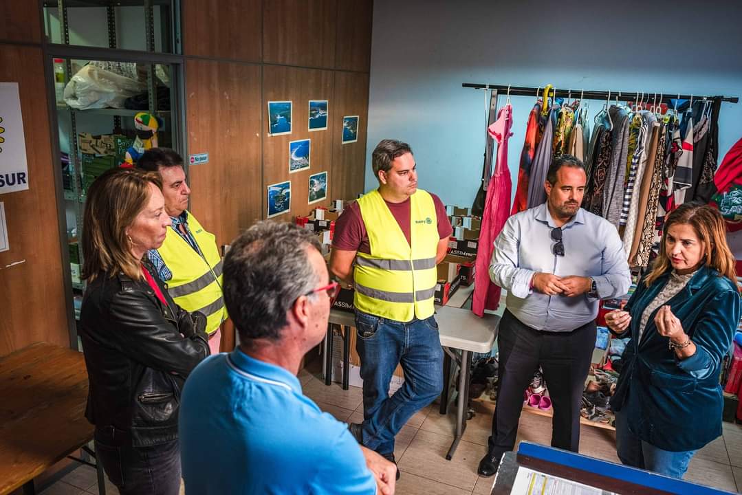 Águeda Fumero y Yolanda Baumgartner, consejera y directora general del Cabildo de Tenerife visitan la Despensa Solidaria de Alimentos