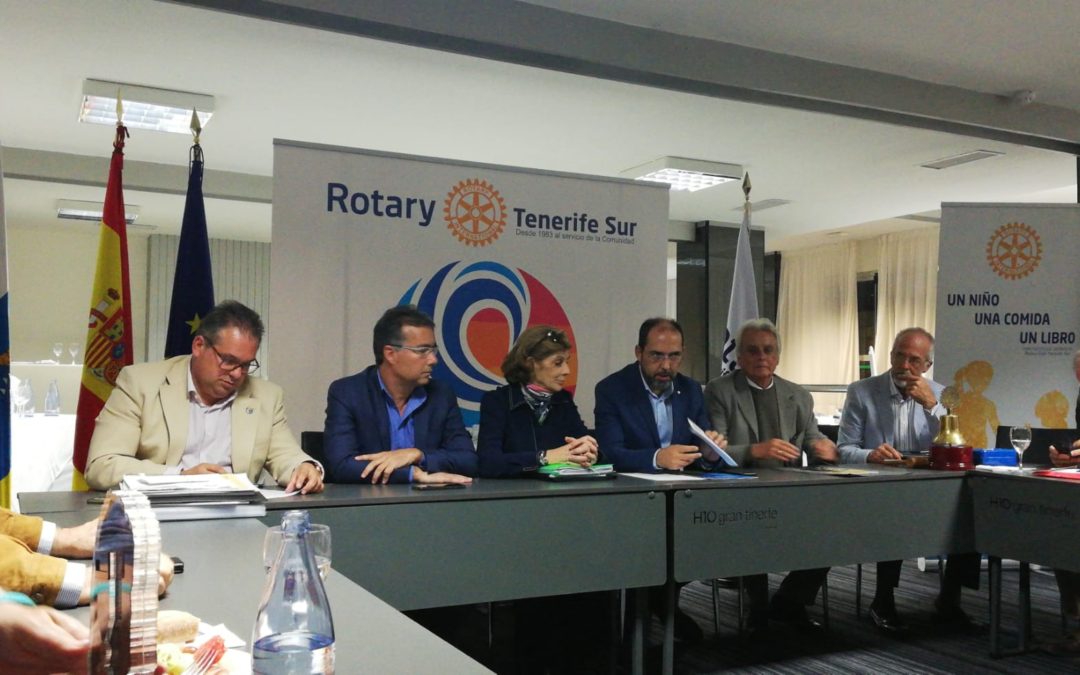 La asistente del gobernador, Virginia Carballude, visita al Rotary Club Tenerife Sur