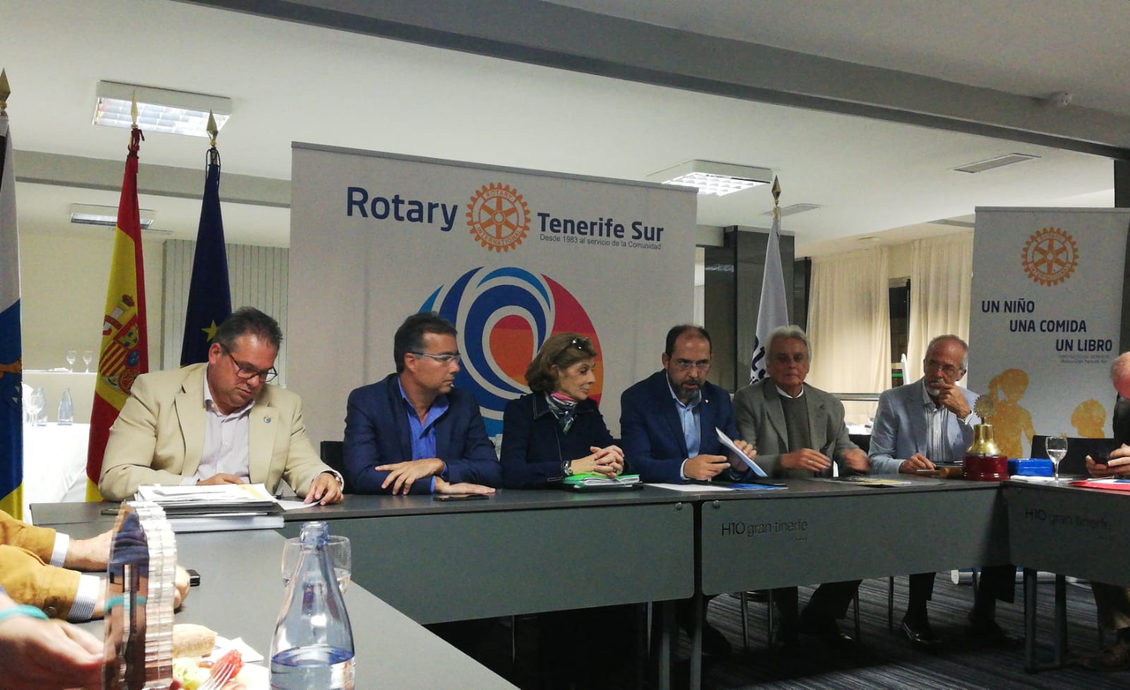 La asistente del gobernador, Virginia Carballude, visita al Rotary Club Tenerife Sur