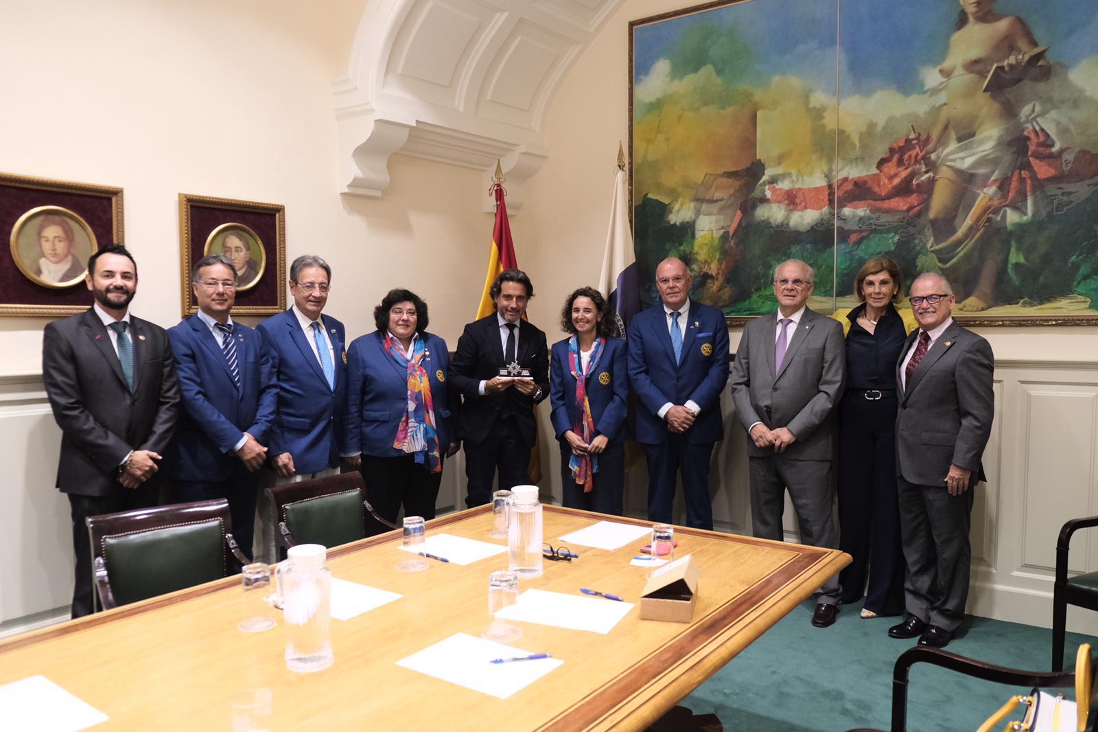 Los gobernadores rotarios de los distritos españoles y uno portugués junto con los presidentes de clubes de Tenerife se reúnen con Gustavo Matos, presidente del parlamento de Canarias.