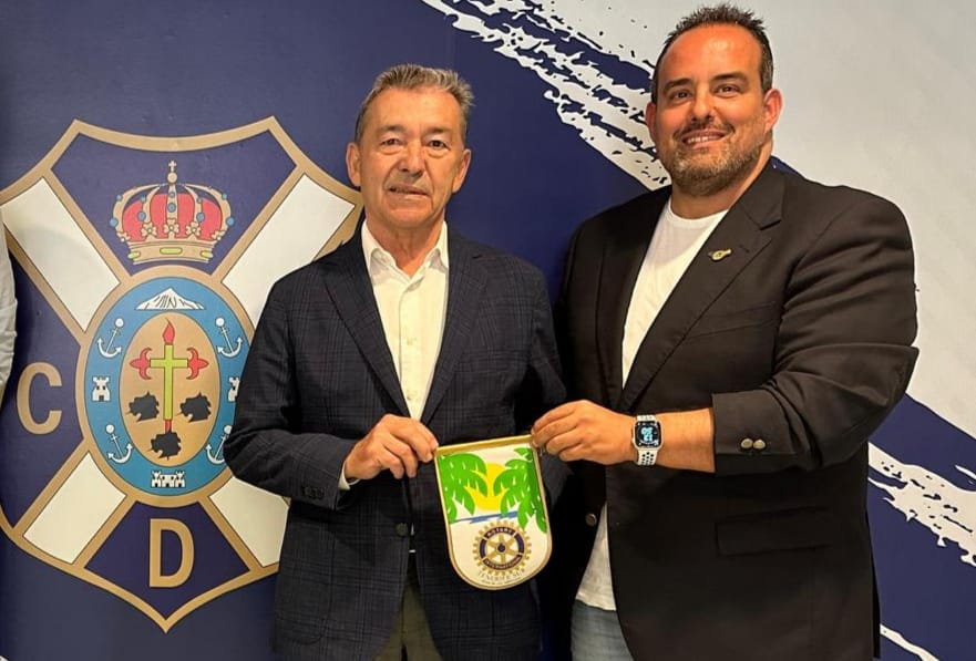 El presidente de Rotary Club Tenerife Sur y el CD Tenerife, Marcos Alfonso y Paulino Rivero mantienen un encuentro de colaboración