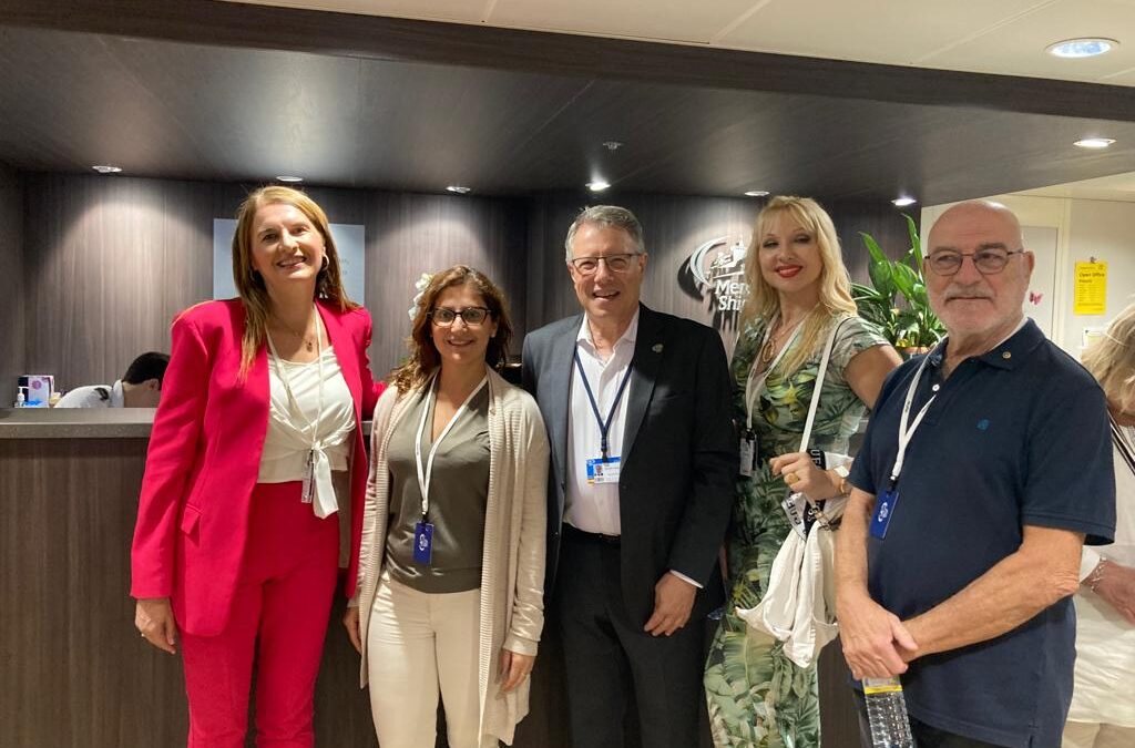 La presidenta de Rotary Club visita con un nutrido grupo de rotarios el buque hospital Mercy Ships