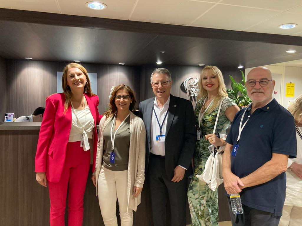 La presidenta de Rotary Club visita con un nutrido grupo de rotarios el buque hospital Mercy Ships