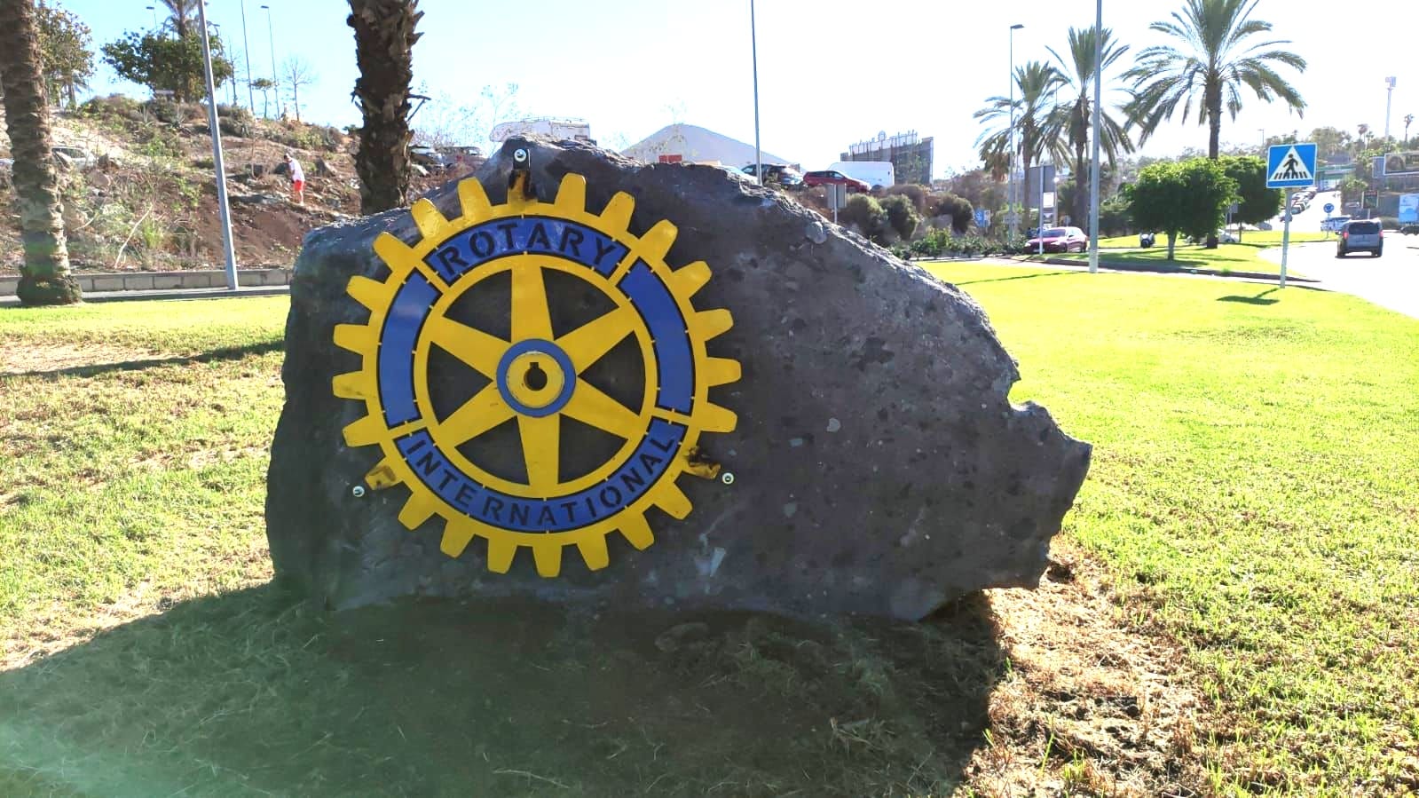 Renovamos nuestra Rueda Rotaria en la entrada de Costa Adeje