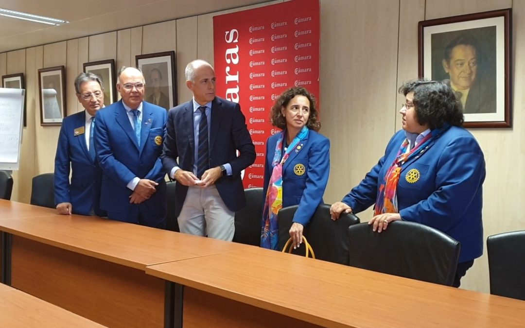 Los gobernadores de los distritos españoles y uno portugués, junto con los presidentes de clubes de Tenerife se reúnen con el presidente de la Cámara de Comercio de Tenerife.