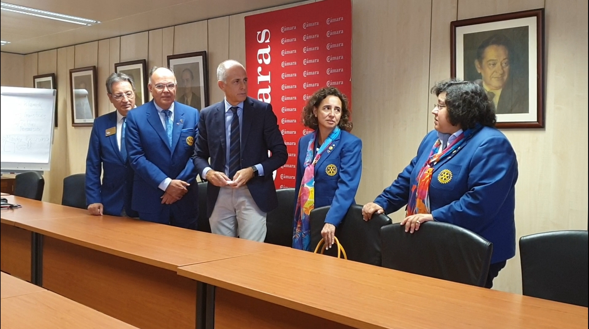 Los gobernadores de los distritos españoles y uno portugués, junto con los presidentes de clubes de Tenerife se reúnen con el presidente de la Cámara de Comercio de Tenerife.